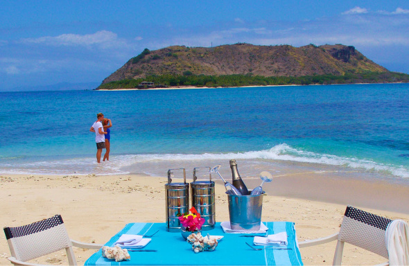  romantic dinner and couple on beach in fiji